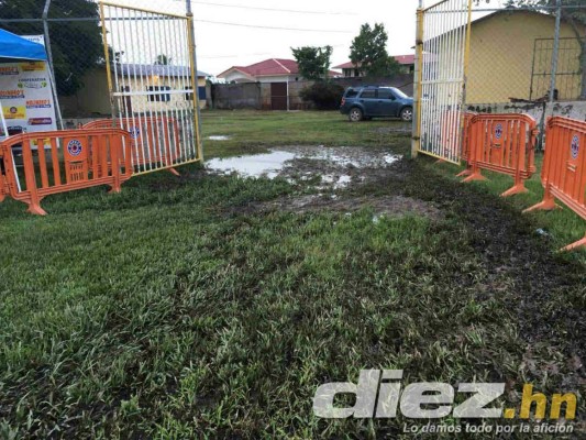 ¡POTRERO! Así de destrozada está la cancha del estadio de Tocoa