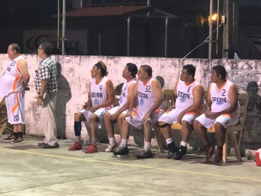Llenazo en cancha para ver el debut de Rambo como jugador de baloncesto