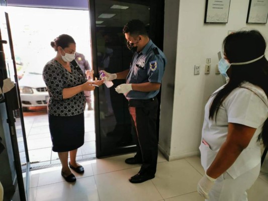 Salvadoreños comienzan a acatar la medidas de distanciamiento y Nayib Bukele lo presume