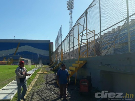 Botellas de vidrio, portones rotos y piedras, así amaneció el estadio Morazán