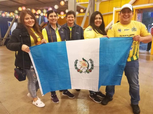 ¡Ni la lluvia los detuvo! Afición del Guastatoya puso el ambiente en el BBVA Compass Stadium