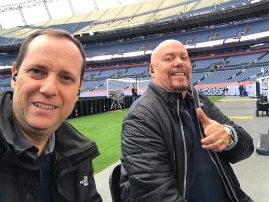 Paco Villa, narrador de TUDN, revela cómo se enamoró de su hermanastra y la convirtió en su esposa