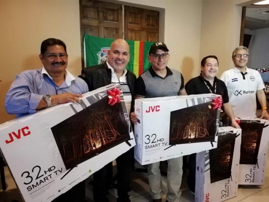 Jugadores y equipos de fútbol que entregaron ayudas en fiestas navideñas