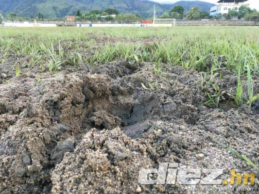 ¡POTRERO! Así de destrozada está la cancha del estadio de Tocoa