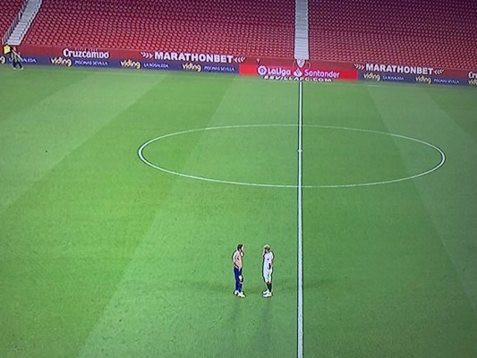 Fotos: El calentón y bronca de Messi en el Sevilla-Barcelona y la despedida a un amigo