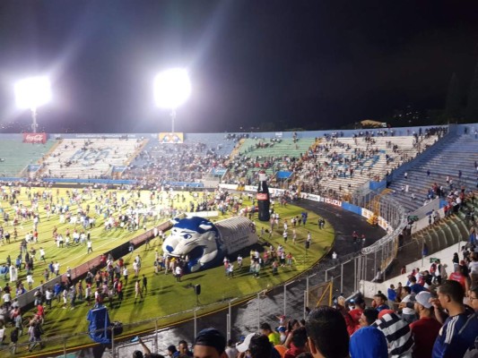 ¡Muertos, heridos y desmayados! El caos dentro y fuera del Estadio Nacional