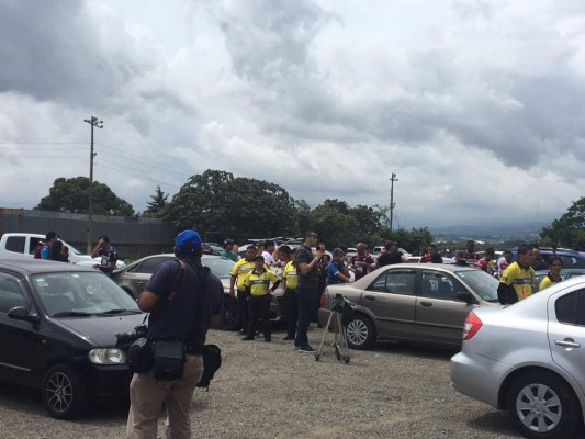 FOTOS: Así evacuaron los miles de aficionados del Saprissa tras la amenaza de bomba