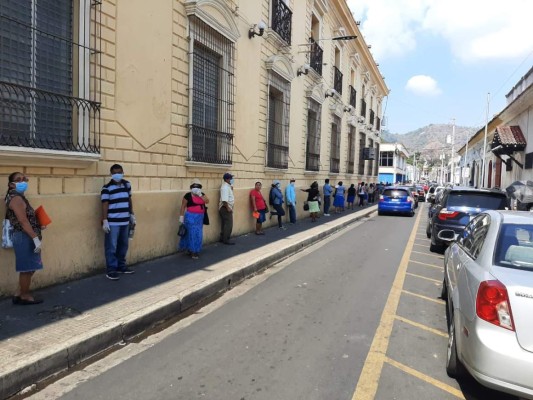 Salvadoreños comienzan a acatar la medidas de distanciamiento y Nayib Bukele lo presume