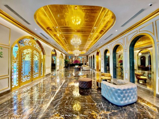 ¡De lujo! Así es el primer hotel del mundo completamente bañado en oro de 24 kilates