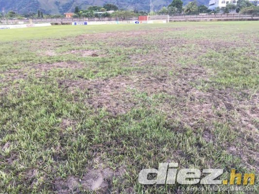 ¡POTRERO! Así de destrozada está la cancha del estadio de Tocoa