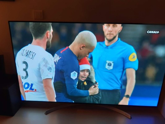 Para ser leyenda no necesitas mucho: El gran gesto de Mbappé con un niño en pleno partido del PSG&nbsp;&nbsp;&nbsp;&nbsp;