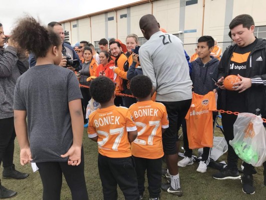 ¡TIERNOS! Así disfrutan el fútbol los hijos de los jugadores hondureños