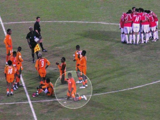 TOP: 12 Futbolistas que convirtieron la cancha en un baño público