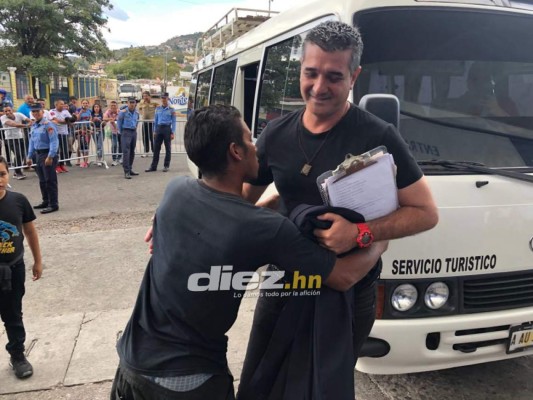 El abrazo a Diego y la elegancia de los árbitros: El ambientazo que se vive en el estadio Nacional