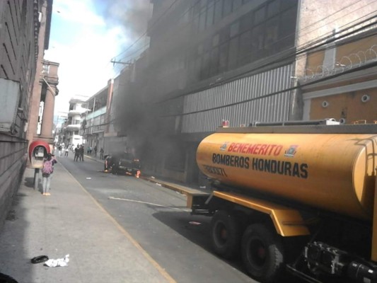 ¡Fuego y calles tomadas! Continúan las protestas en Tegucigalpa y otras ciudades del país