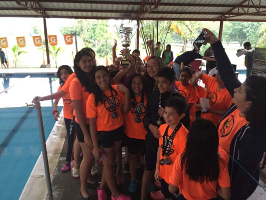 Happy Days arrasó en torneo de natación en San Pedro Sula