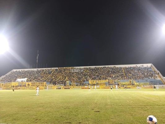 NO SE VIO EN TV: Pedro Troglio firma camisa, visita de seleccionados y el llenazo en el Morazán