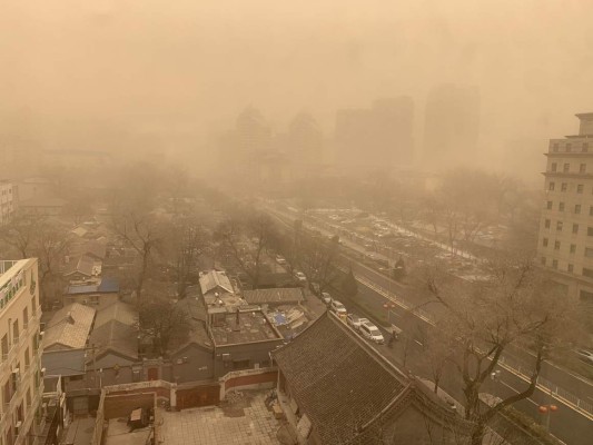 ¡Imágenes apocalípticas! La tormenta de arena más grande en la década que cubre totalmente a Beijing