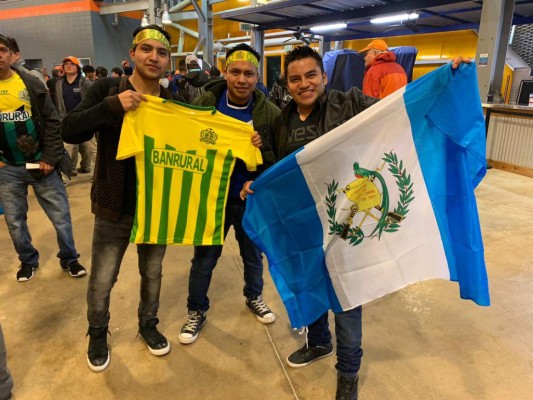 ¡Ni la lluvia los detuvo! Afición del Guastatoya puso el ambiente en el BBVA Compass Stadium