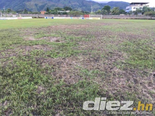 ¡POTRERO! Así de destrozada está la cancha del estadio de Tocoa