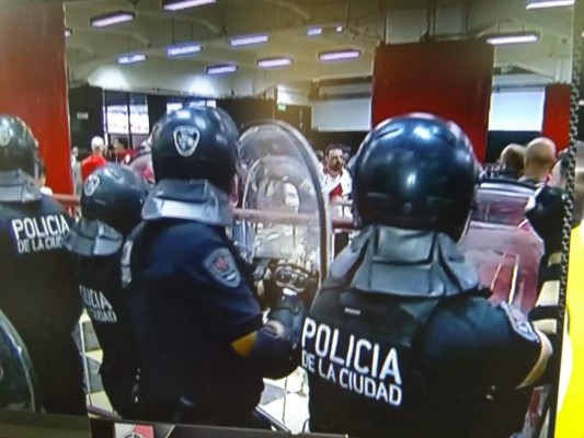 ¡Relajo tras relajo! Nuevos incidentes en las afueras del Estadio Monumental