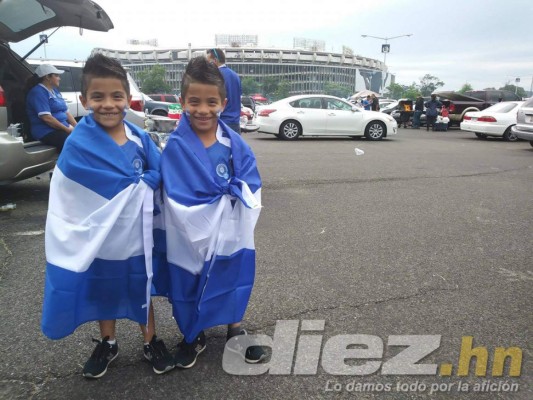 Catrachos y salvadoreños arman fiestón previo al Honduras-El Salvador