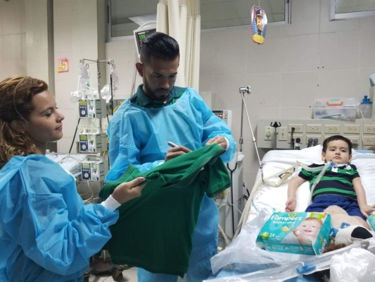 El enorme gesto de jugadores de Marathón con un niño hospitalizado