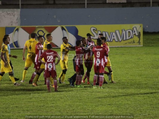 No se vio en TV: terrible lesión, zafarrancho y apagón en La Ceiba; Motagua fue una explosión