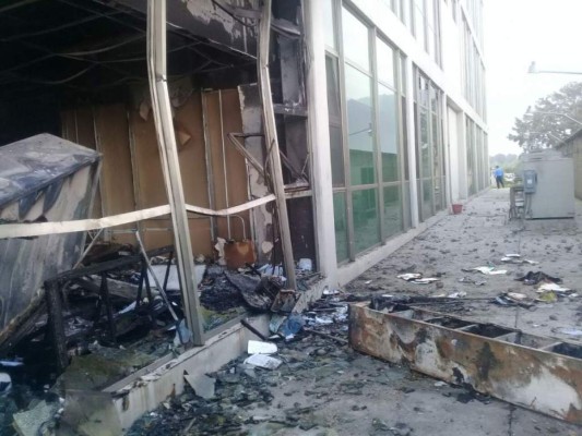 EN FOTOS: Carros quemados y carreteras tomas en casi toda Honduras