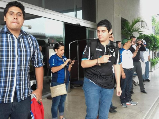 Aficionados arropan a Honduras a su llegada a Ciudad de México