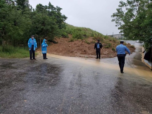 ¡Puentes derrumbados, desbordes y deslizamientos! Huracán Eta sigue causando daños en Honduras