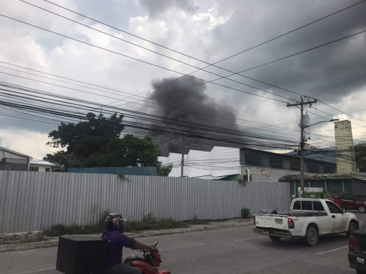 Primeras imágenes del brutal incendio en el mercado Guamilito de San Pedro Sula