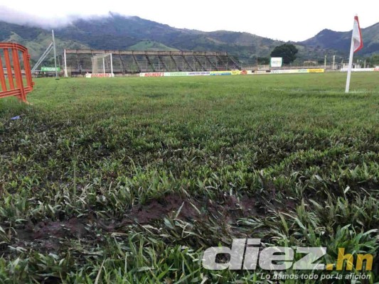 ¡POTRERO! Así de destrozada está la cancha del estadio de Tocoa