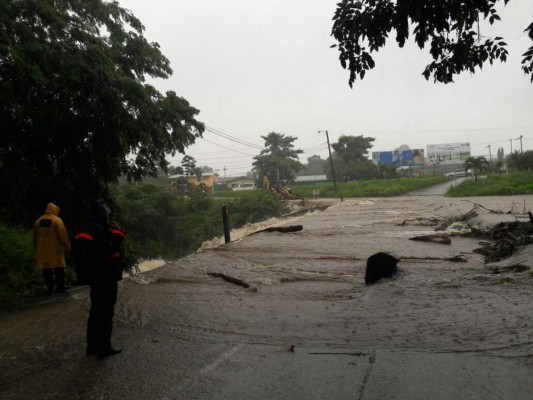 El impactante rescate de un niño sobre las bravas aguas de un río en Omoa