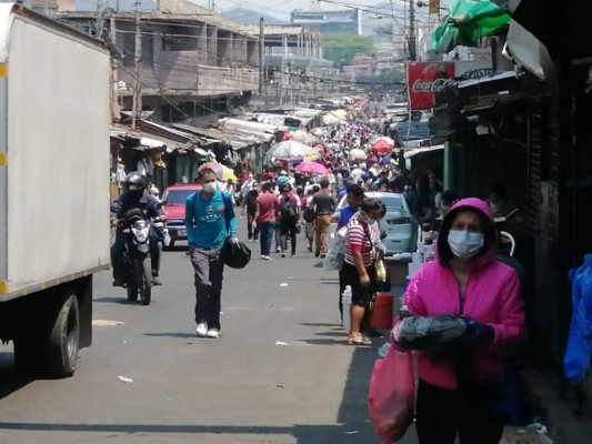 Fotos: Bancos y mercados abarrotados en plena crisis de coronavirus en Honduras