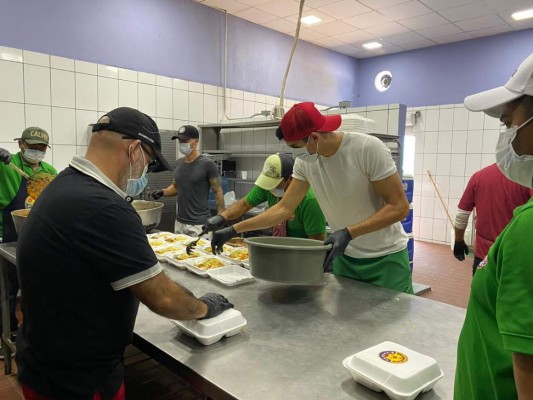 Volpi y Espíndola reparten comida a los más necesitados en medio del coronavirus