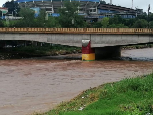 Impactantes fotos: El río Choluteca se desbordó anoche en Tegucigalpa tras el paso de Iota