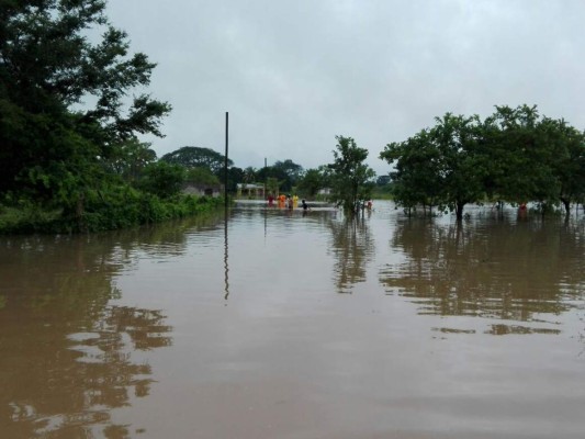 El impactante rescate de un niño sobre las bravas aguas de un río en Omoa