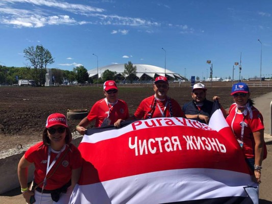 Los ticos llenan de color las afueras del Samara Arena para el juego ante Serbia