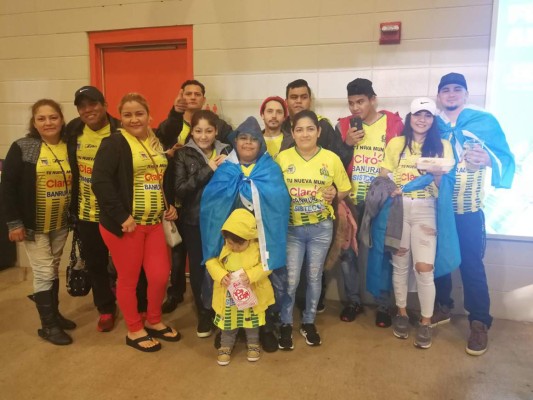 ¡Ni la lluvia los detuvo! Afición del Guastatoya puso el ambiente en el BBVA Compass Stadium