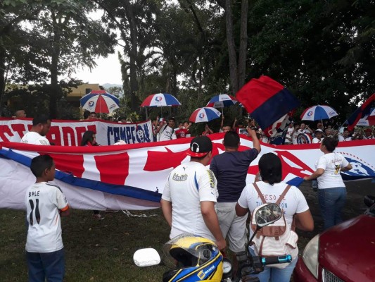 ENORME: La barra del Olimpia arropa al equipo previo a la final ante Santos