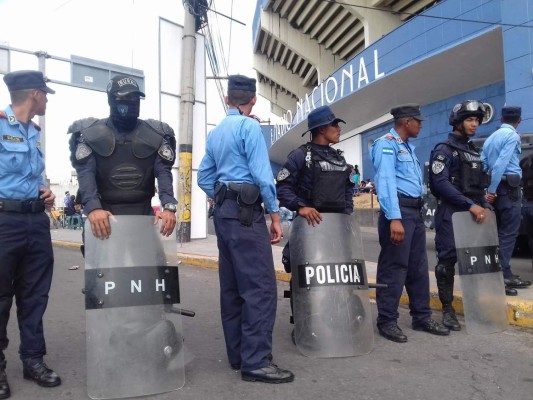 FOTOS: Alta seguridad en el clásico capitalino con tanquetas y fuertes retenes