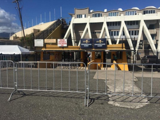 ¡Pollo asado y sopas! El ambiente en afueras del Independence Park previo al Jamaica-Honduras