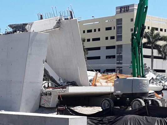 EN FOTOS: Puente peatonal en Miami se desploma días después de ser inaugurado