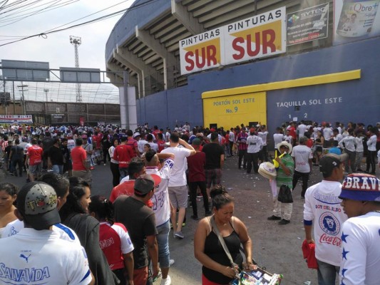 FOTOS: Alta seguridad en el clásico capitalino con tanquetas y fuertes retenes