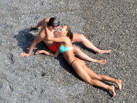 Entre rumores de embarazo, playas y besos, así es la vida de Irina Shayk lejos de Cristiano