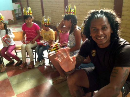 Platense y Real España reparten alegría a niños antes de Copa Presidente