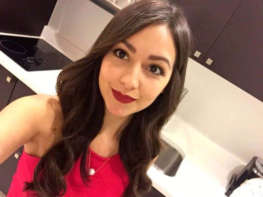 ¡BELLEZA! Caeli, la youtuber que perdió la maleta en un avión y le filtraron videos y fotos íntimas