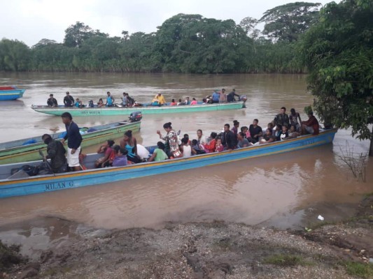Se llevan las camas, estufas y sus mascotas: familias hondureñas dejan sus casas por miedo al hucarán Iota