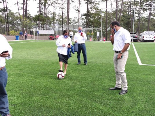 Homenaje a Chelato Uclés: la cancha sintética del hotel de la 'H' en Siguatepeque llevará su nombre